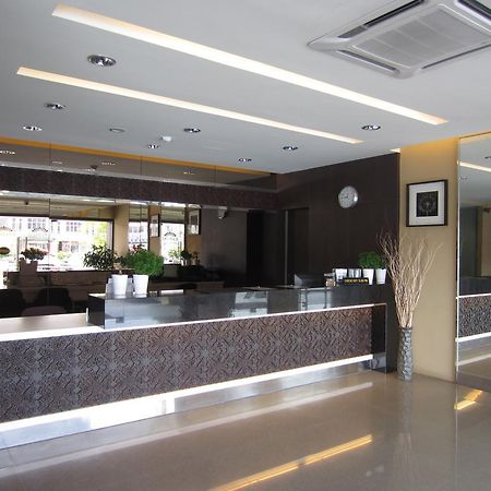 Radiant Hotel Sitiawan Exterior foto